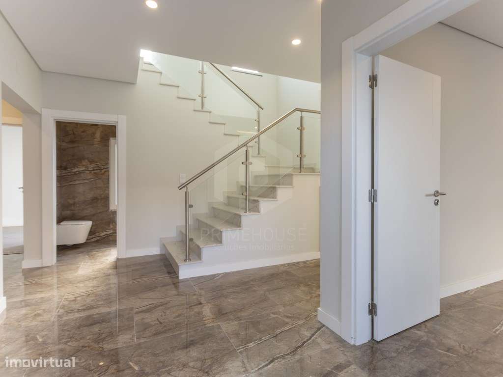 Moradia isolada T5 acabamentos Premium/ piscina e garagem-16