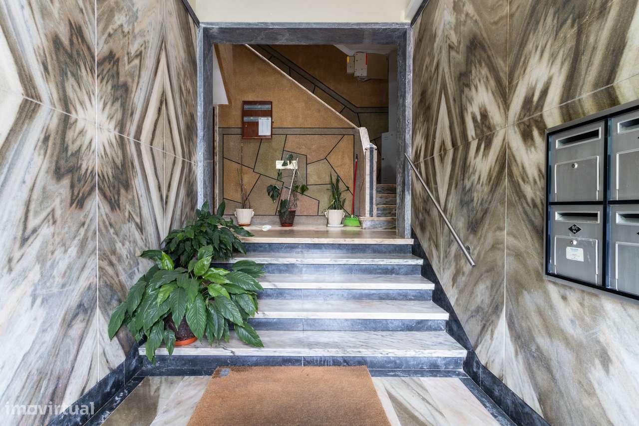 APARTAMENTO T2 EM MASSAMÁ-23