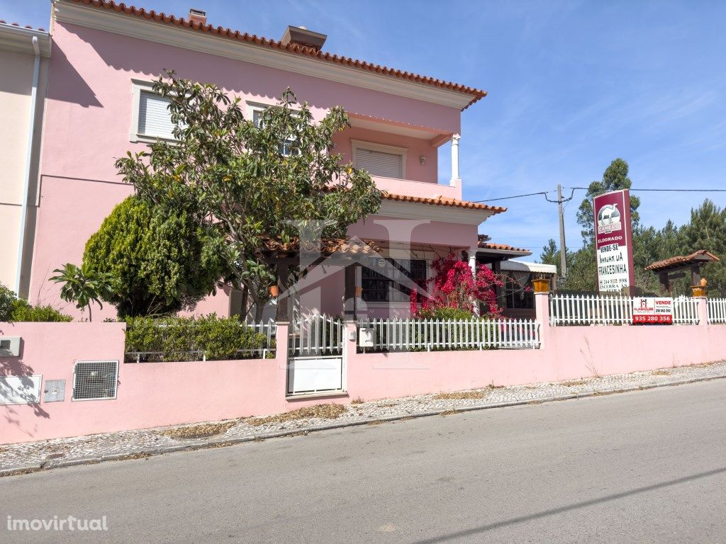 Casa com espaço comercial a 5 minutos da cidade de Leiria