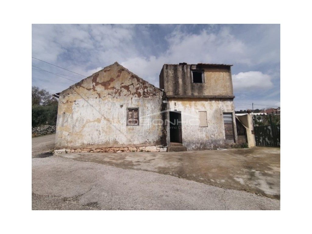 Vende-se Casa Antiga para reconstruir