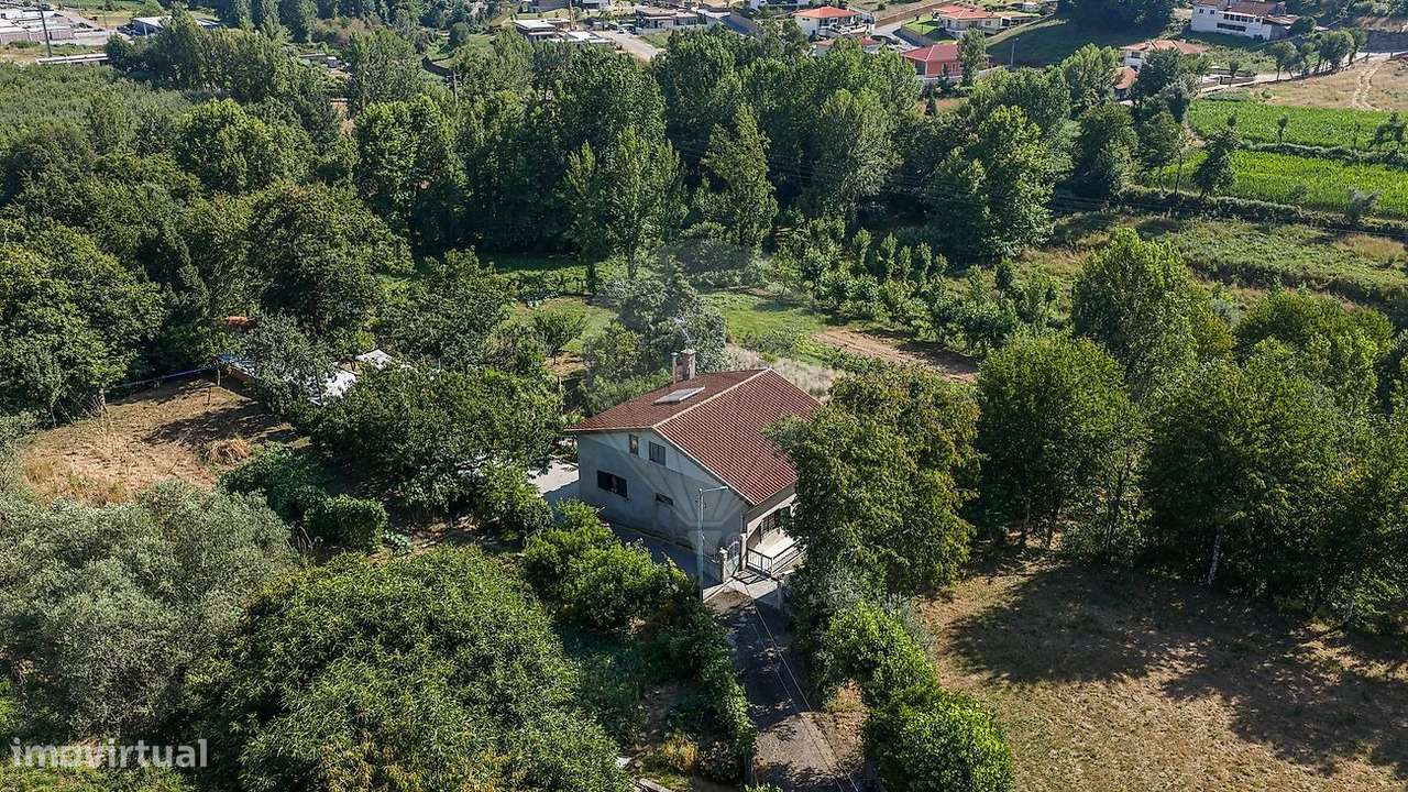 Moradia T4 com Terreno e Árvores de Fruto em Moure, Vila Verde-43