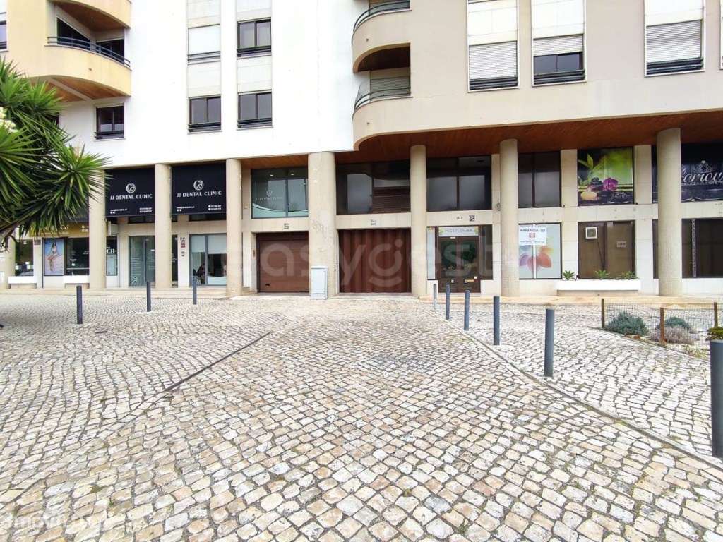 Garagem na estrada da Luz em Lisboa - Grande imagem: 2/20