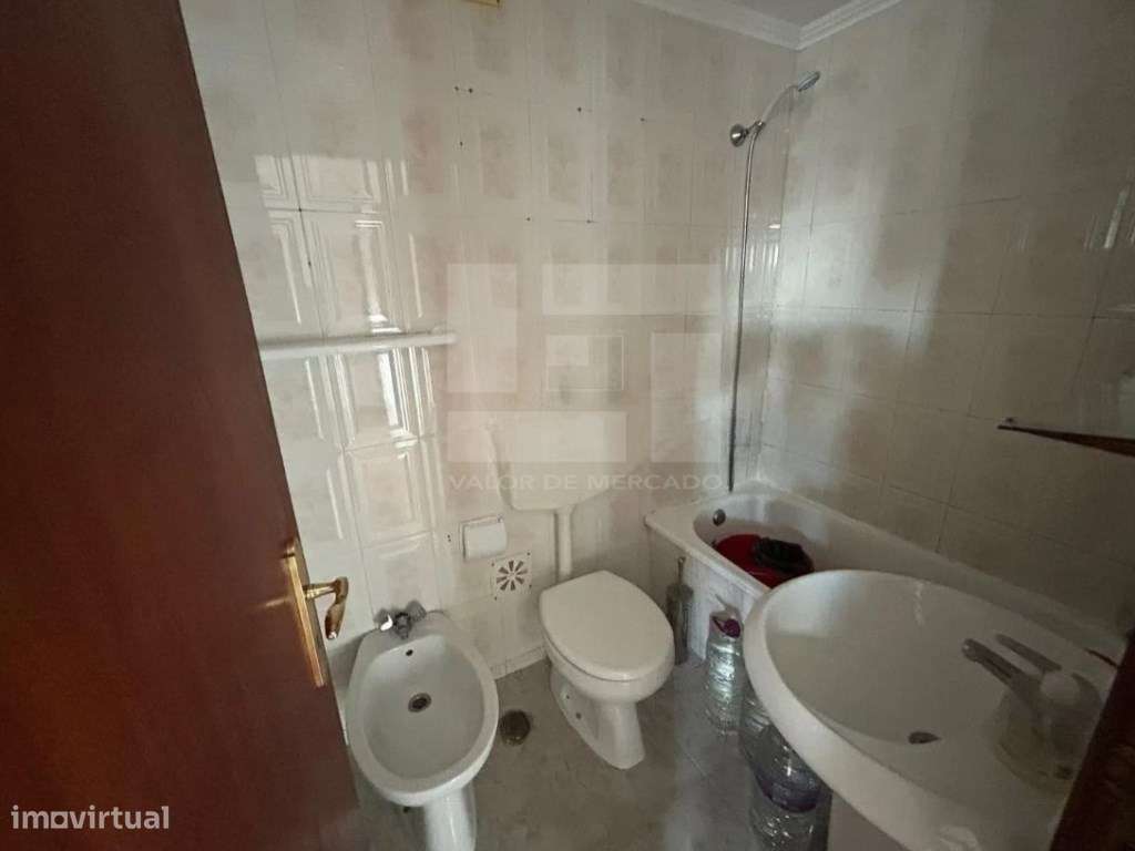 Apartamento T2 na Graça, Lisboa, perto de transportes públicos.-14
