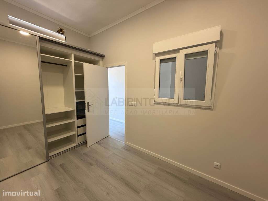 Vende-se T1 (Loja transformada em habitação), em Belas - Queluz, em...-0