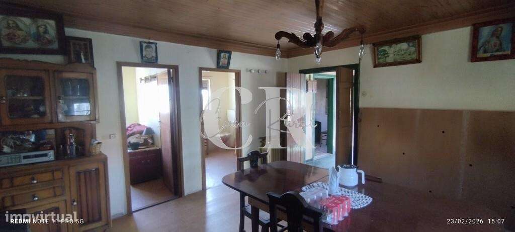 Moradia T3 com vários anexos, terreno e poço-19