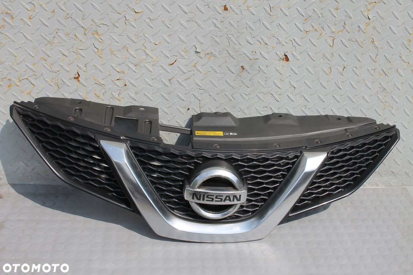 ATRAPA PRZEDNIA GRILL EMBLEMAT PRZÓD NISSAN QASHQAI J11 13-17 - 1