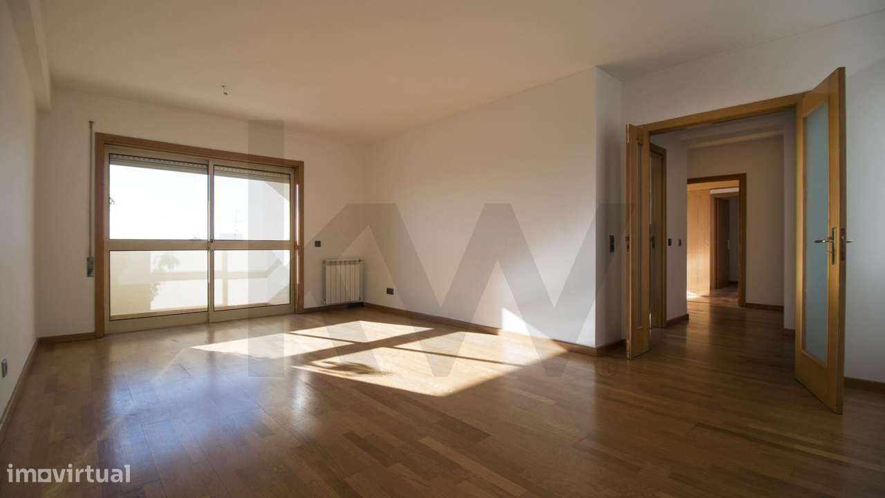 T2 Arrendamento  ao  aeroporto e Metro com varanda e  lugar de garagem - Grande imagem: 2/25