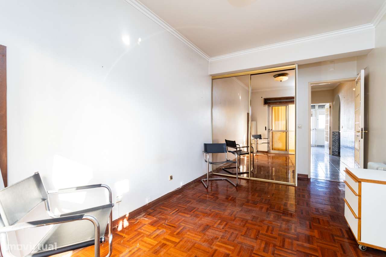 Apartamento T2 na Amadora: Potencial Único com Sótão e Varanda Solaren-13