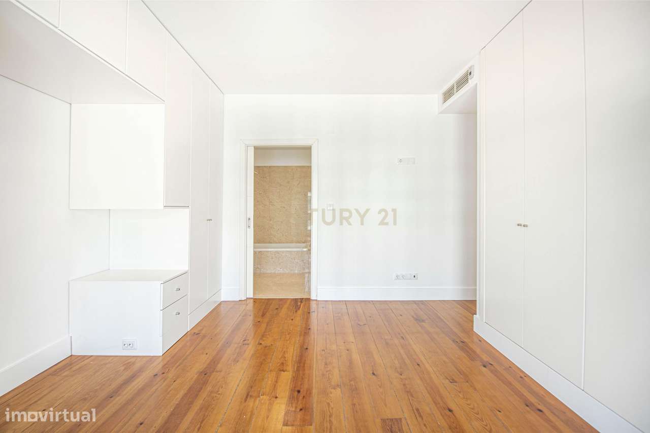 Apartamento T4 +1 com 272 m2 Vista Panorâmica em Lisboa e 3 Lugares de-18