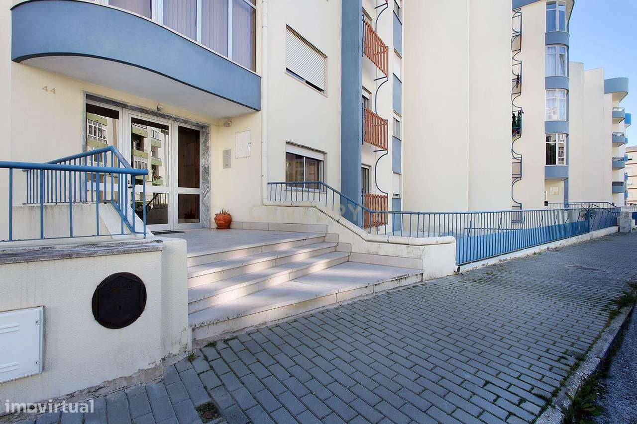 Mem Martins - Apartamento T1 transformado em T2 em zona tranquila.-18