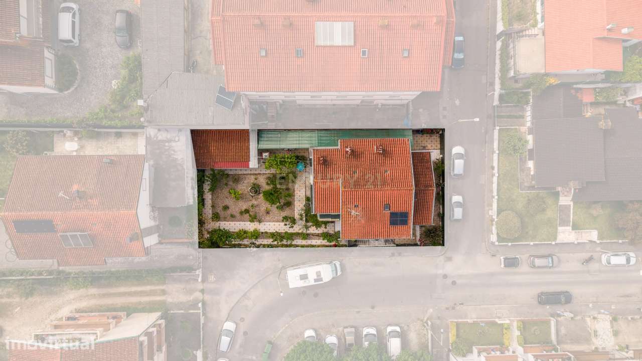 Moradia T5 com sótão + Anexo T1 + Estúdio | Garagem | Santa Apolónia-23