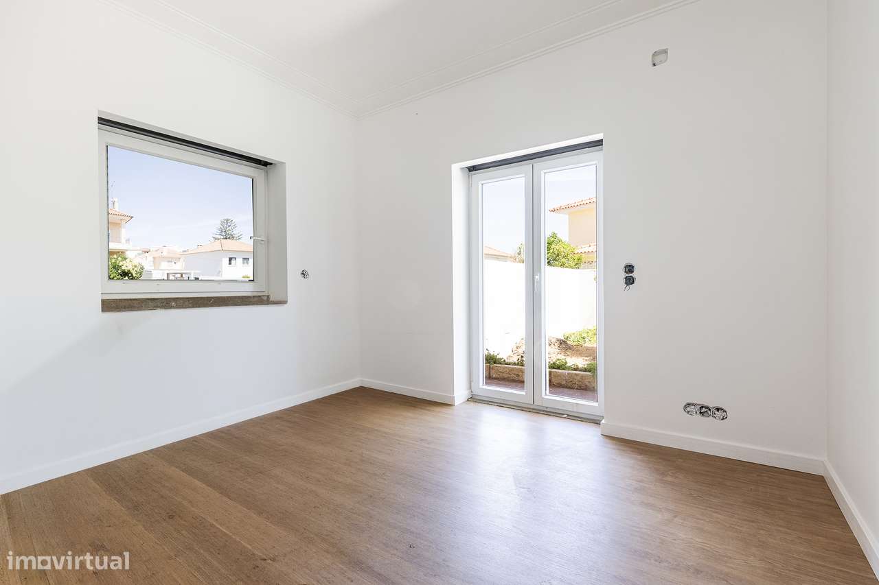 Moradia de Charme Reabilitada no centro da Parede com 434m² de Terreno-17