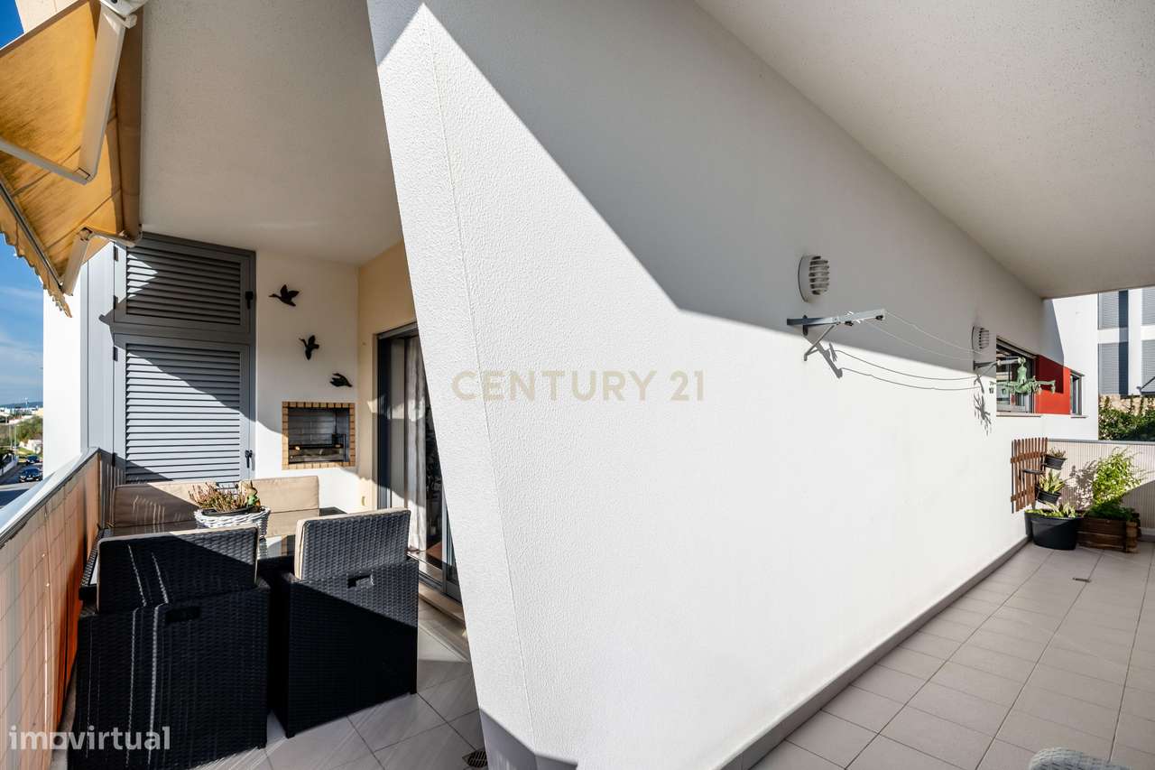 DUPLEX T2 DE CANTO COM AMPLAS VARANDAS E GARAGEM PERTO DA PRAIA!-22