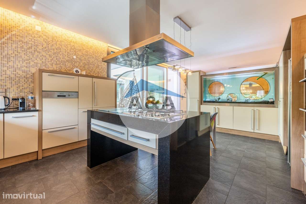 Exclusiva Propriedade de Luxo com Áreas Generosas e Próxima das Praias-18