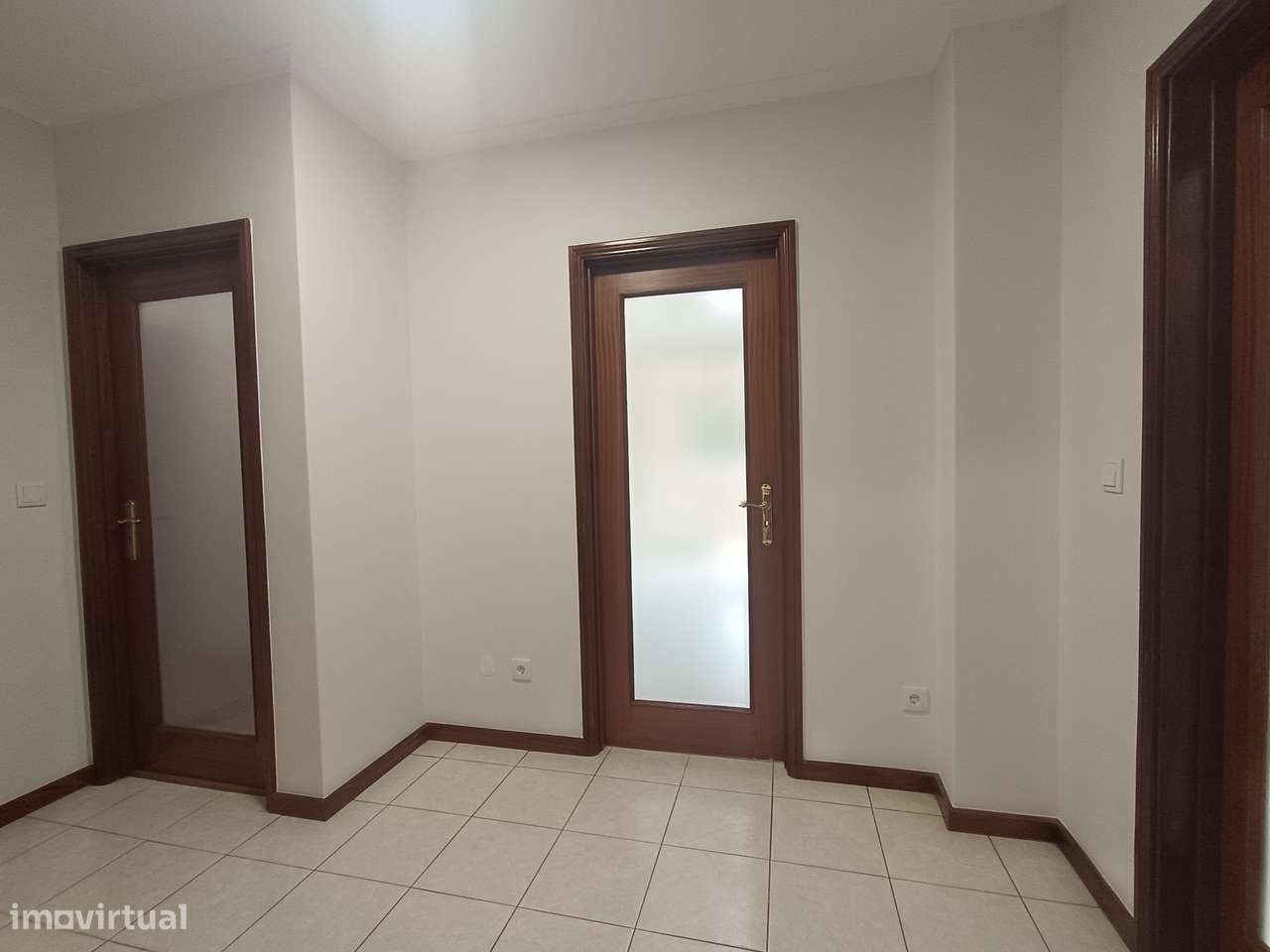 Apartamento T2+1 renovado c/excelente terraço em Oliveira do Douro-36