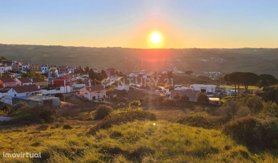 Terreno Urbano com Casa Antiga em Ruína e Poço de Água Natural