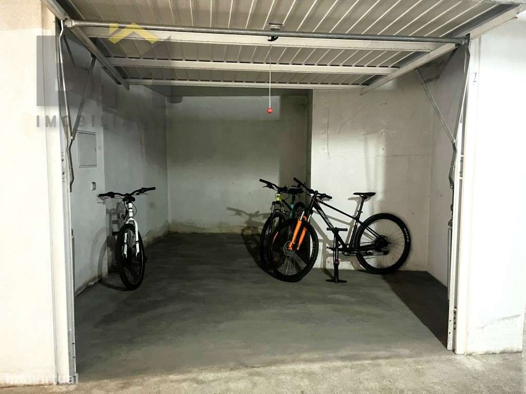 Garagem fechada localizada num sossegado bairro da cidade de Castel... - Grande imagem: 2/6