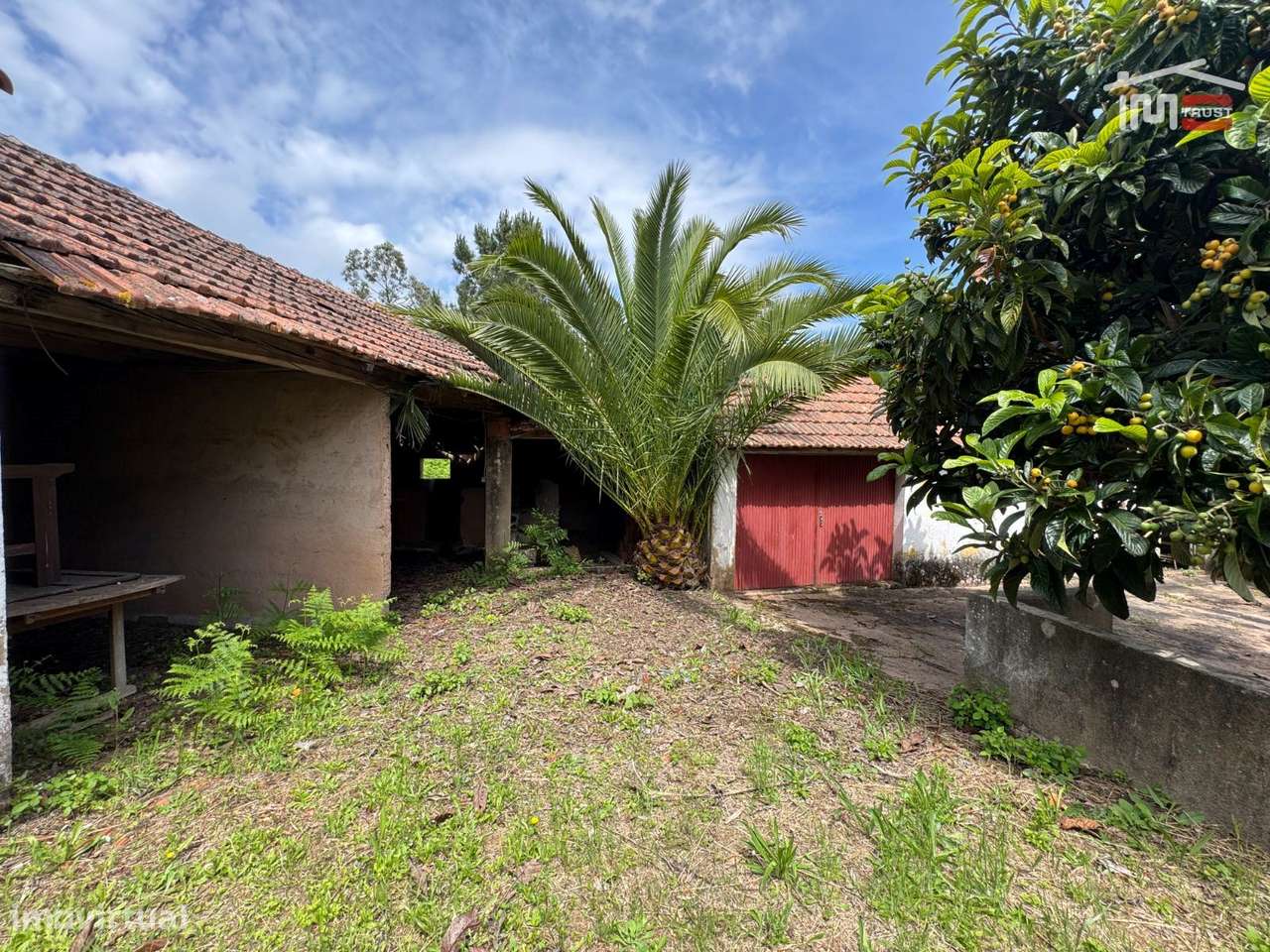 Moradia T4 térrea para recuperar com anexos, lareira, pátio, garage... - Grande imagem: 4/39