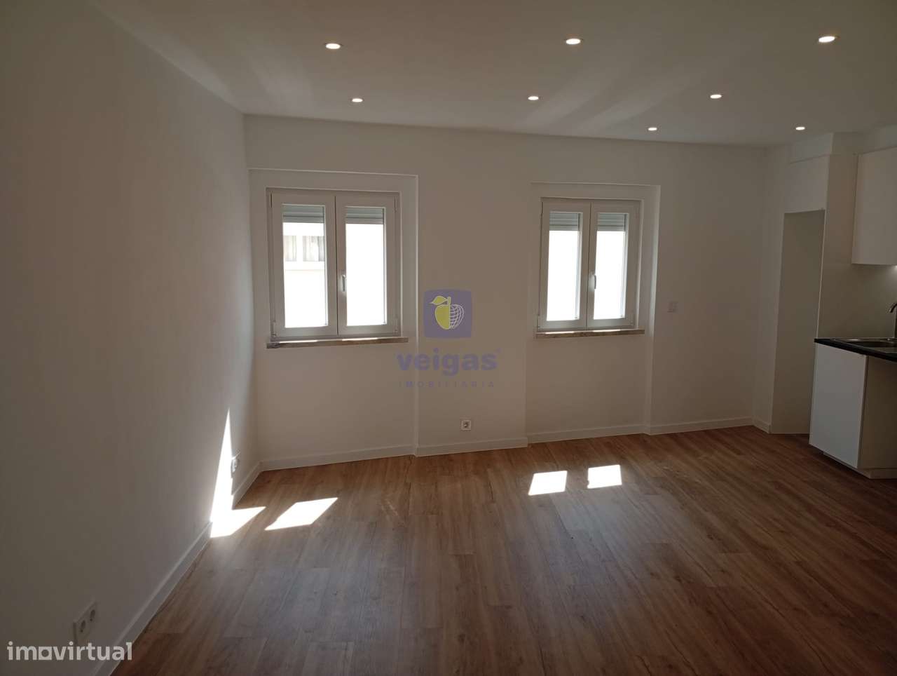 Apartamento T2 Renovado no Forte da Casa-3