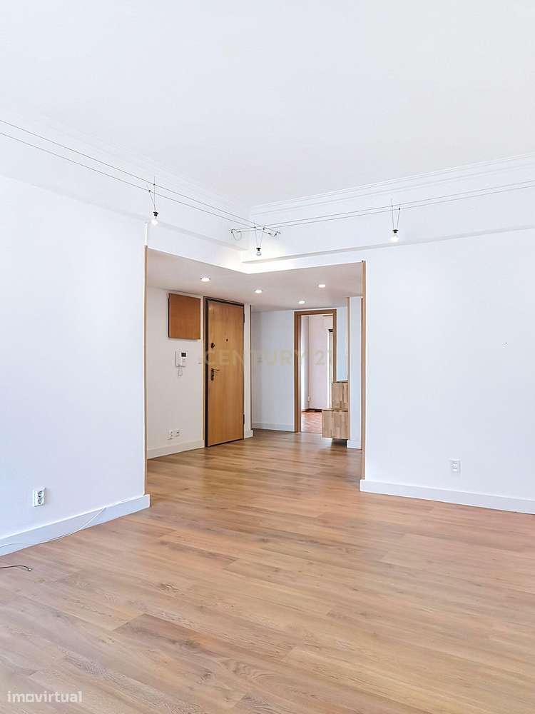 Apartamento Renovado em Miratejo com 3 Quartos e Boa Localização - Grande imagem: 1/19