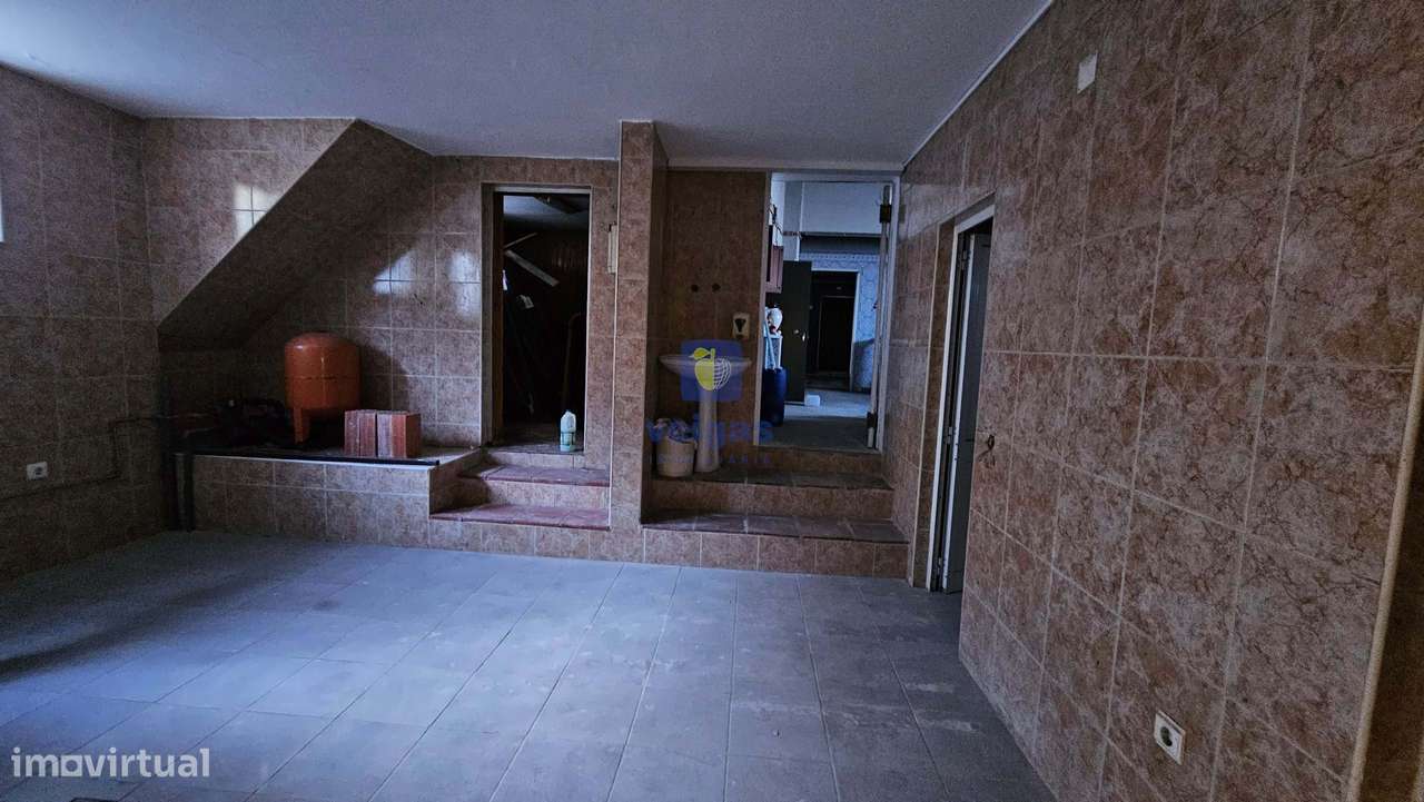 Edifício para Habitação e Comércio - Moradia T3 Renovada c/ Terraço e-36