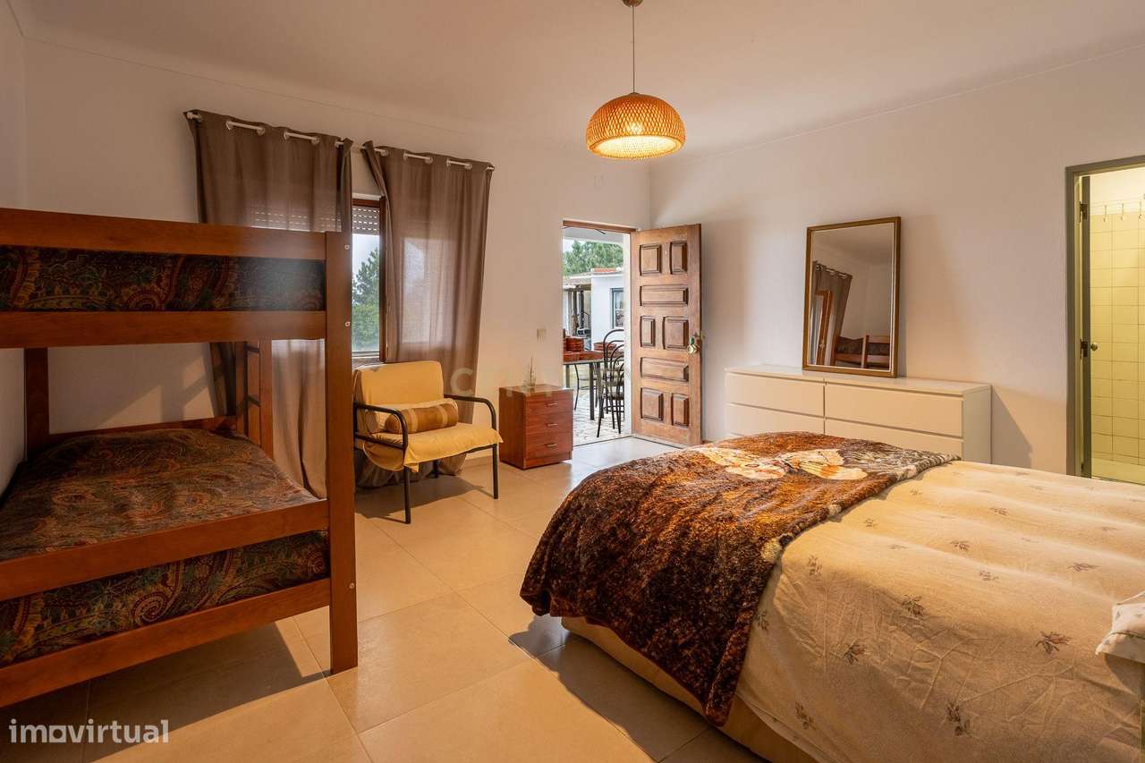 Quinta de 7800 m2  com Casa Principal T3, Apartamento T1 e 6 quartos i-10