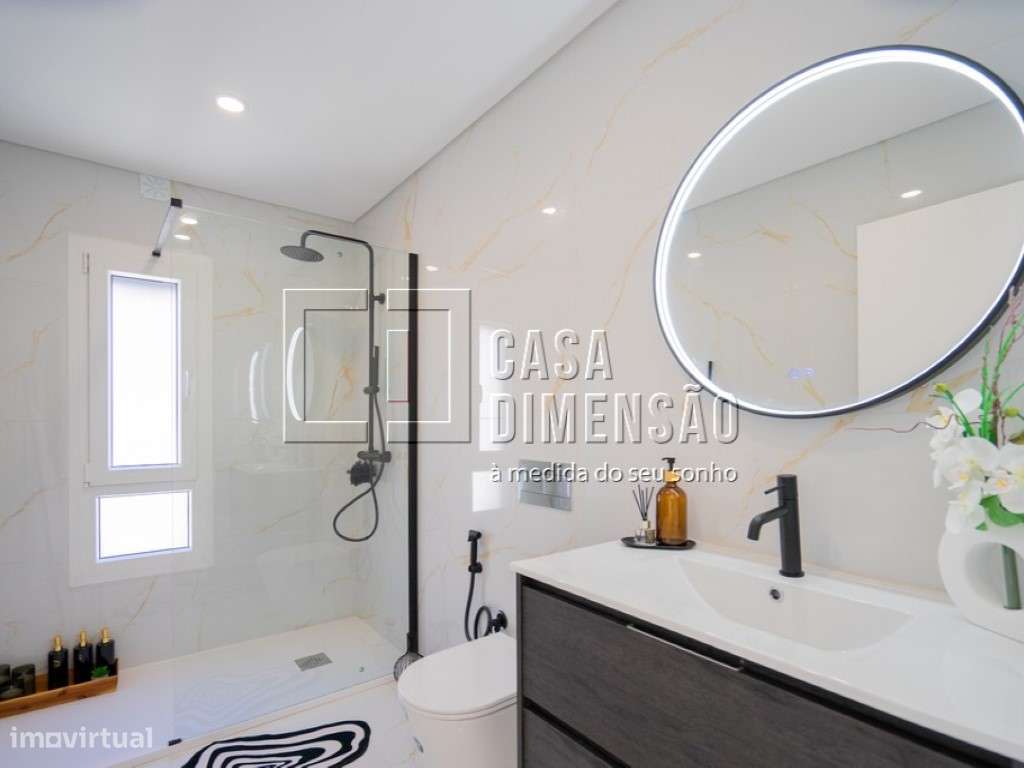 Moradia de tipologia T4+2 na melhor zona da Sobreda, com Piscina, G...-51