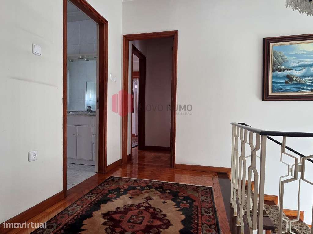 Moradia T6 de 4 frentes em Nogueira da Maia Excelente estado, áreas...-20