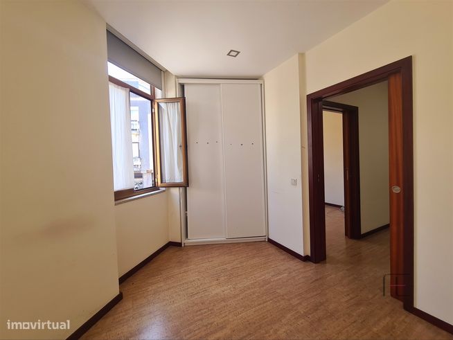 Casa de dois pisos com quintal, Junto Av. Fernão de Magalhães, Porto-13
