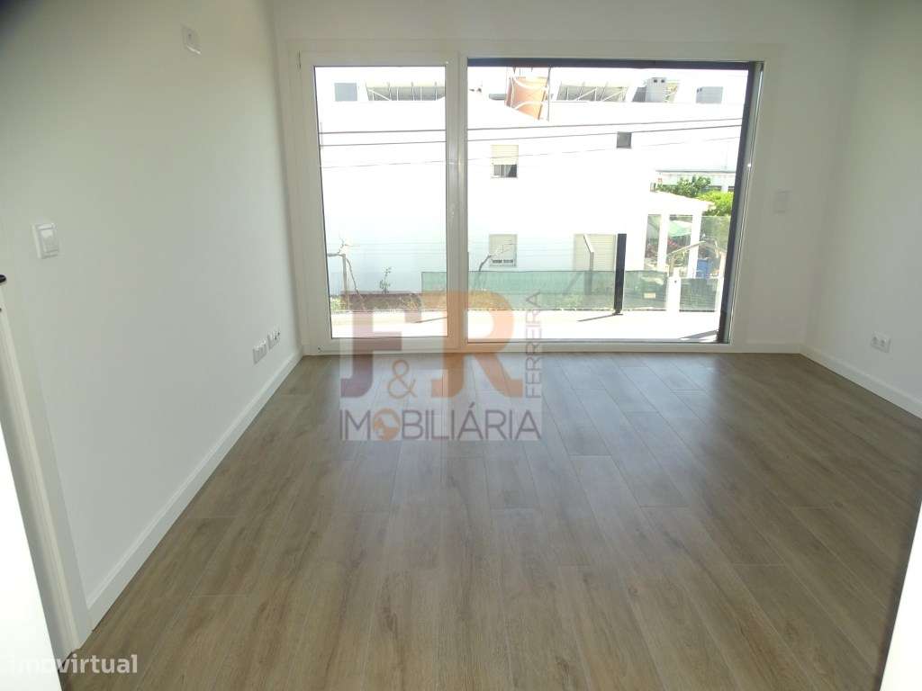 PRONTA!! Moradia Duplex T4 com Garagem, Quinta das laranjeiras Fern...-32