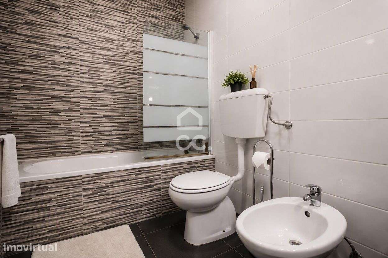Apartamento T3 usado com 2 wc´s, varanda e ar-condicionado no Avelar.-9
