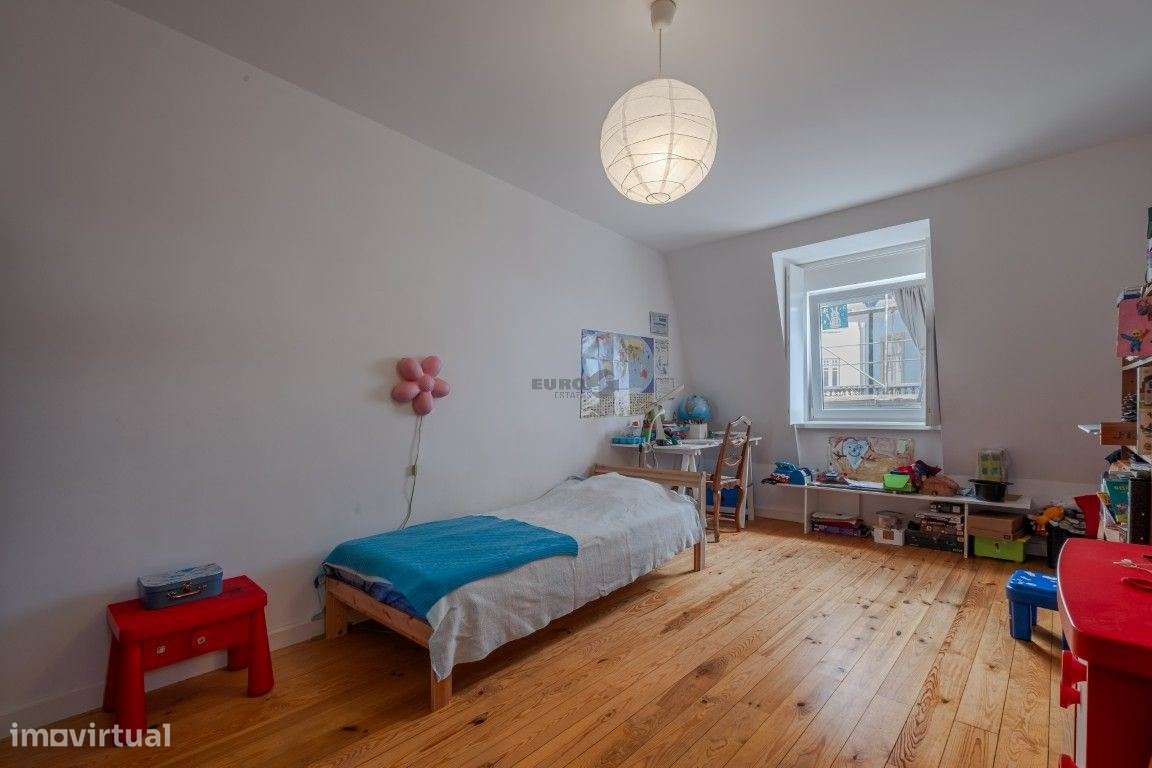 Moradia duplex na Graça com 5 Quartos e Jardim-23