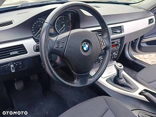 BMW Seria 3 320d Touring xDrive - 29