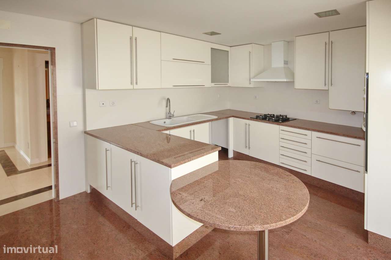 T4 Duplex Av. Afonso Henriques-11