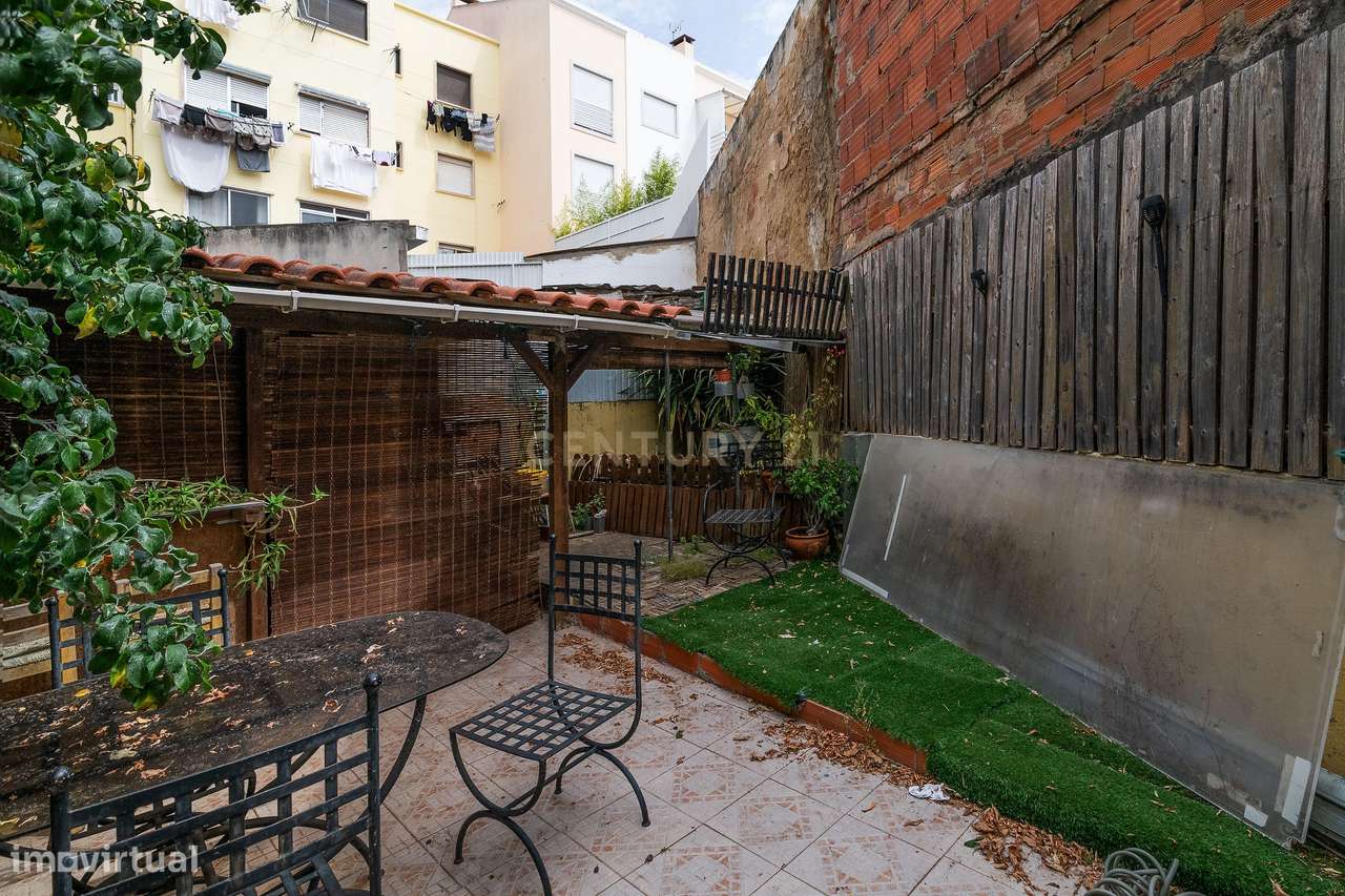 Apartamento T2+1 com Terraço no Centro de Odivelas-23