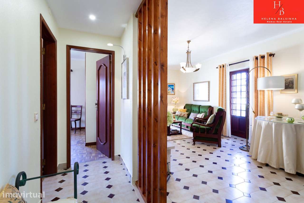 Bonita moradia V6, situada nos Casais de São Lourenço, junto à pra-6