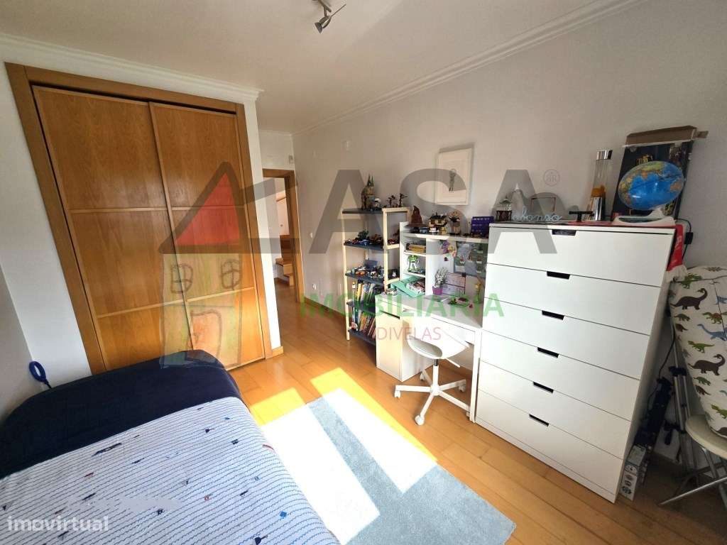 Moradia T4 com Terraço e Vista Desafogada em Loures-28