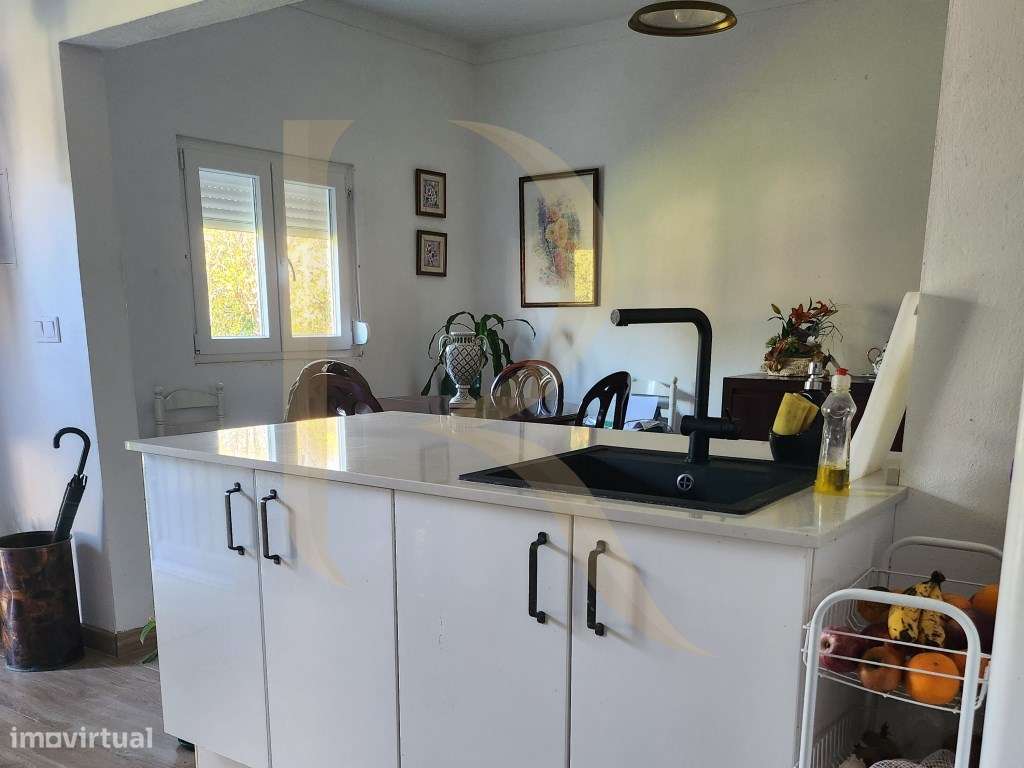 Moradia T3 transformada em T2 com Garagem, inserida num terreno de ...-13