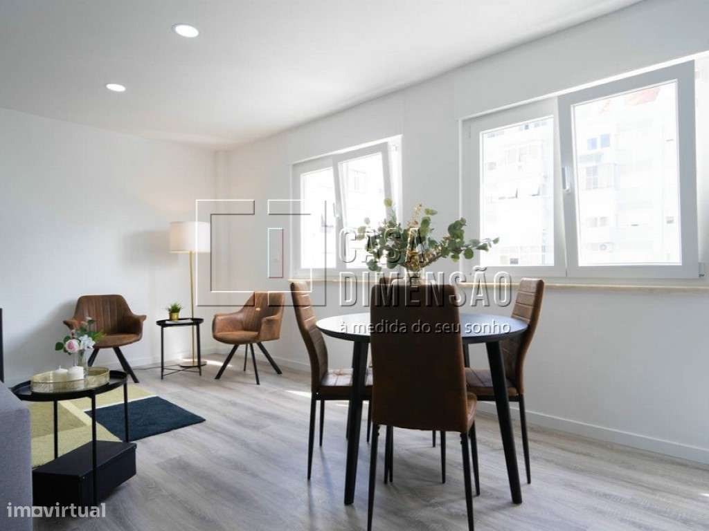 Apartamento de tipologia T3 com varanda, mobilado e equipado em Ben...-9