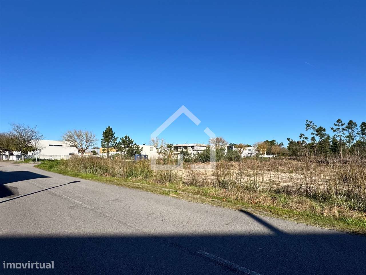 Terreno com projeto aprovado para 3 moradias térreas - Grande imagem: 5/25