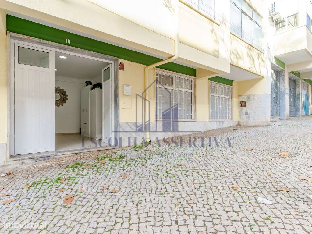 Loja com 95m2 transformada em apartamento T2-26
