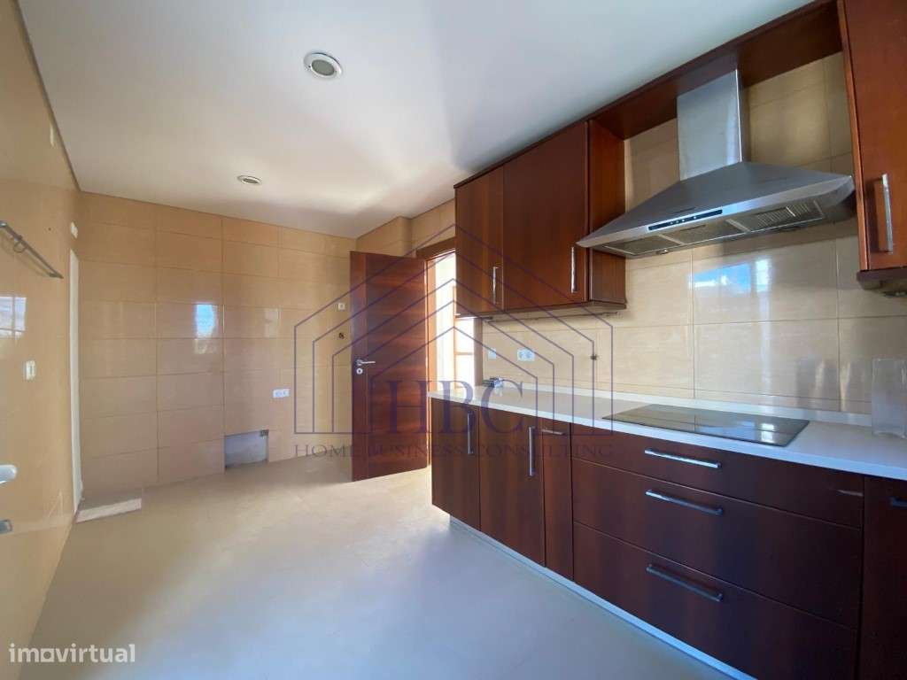 Moradia T4 com Amplo Jardim e Potencial de Remodelação em Alcabidec...-7