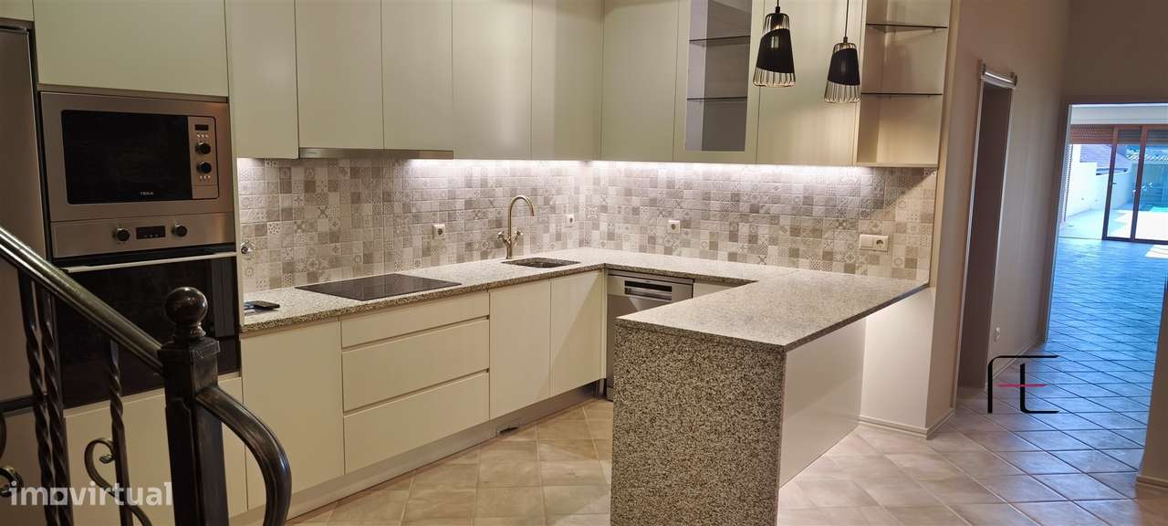 Moradia V2 Renovada com Jardim e Garagem Fechada em Coimbrões – Vila N - Grande imagem: 2/50