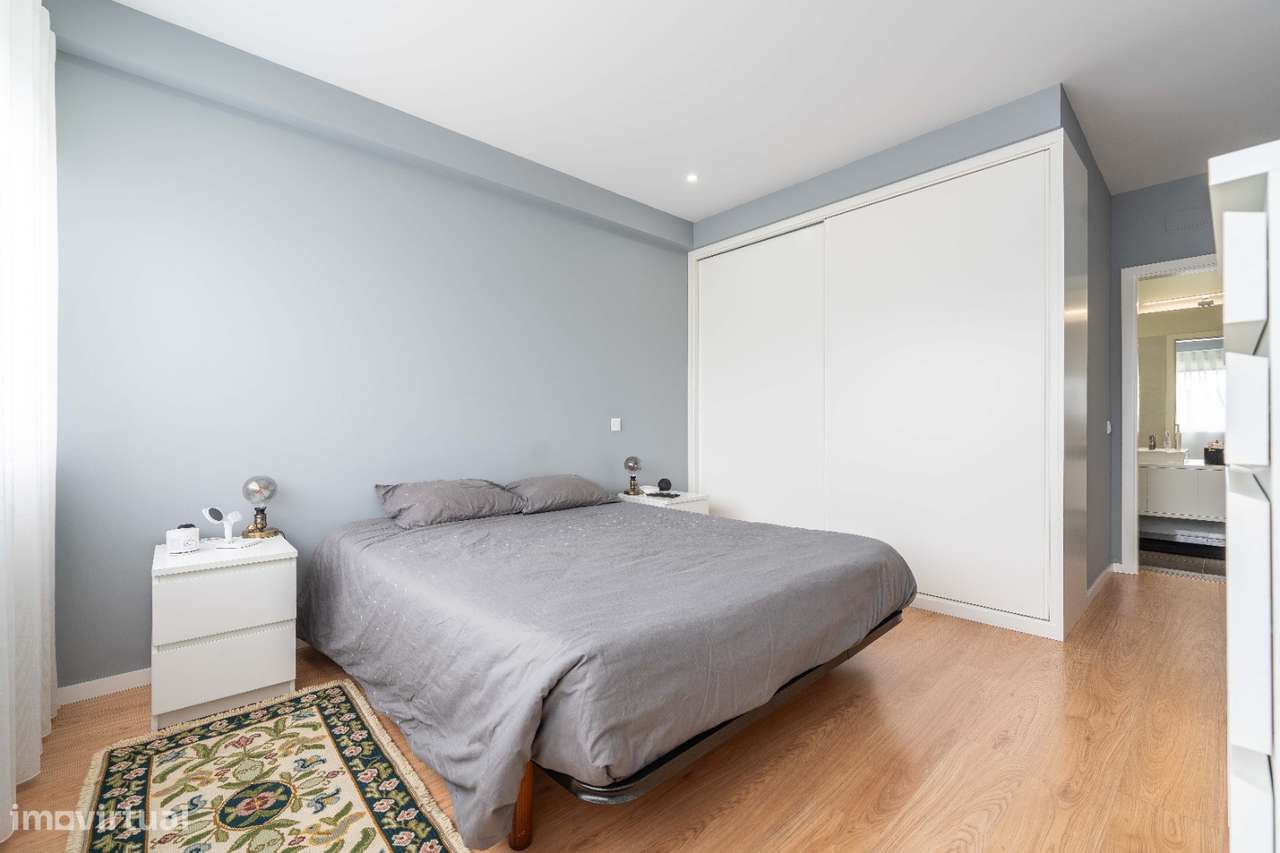 Moradia T4, em banda, de cave, rés-do-chão e andar, como nova!-13