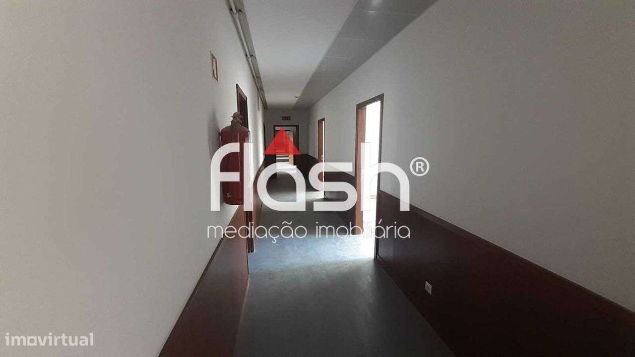 Venda de Espaço de loja/escritórios no Restelo-51
