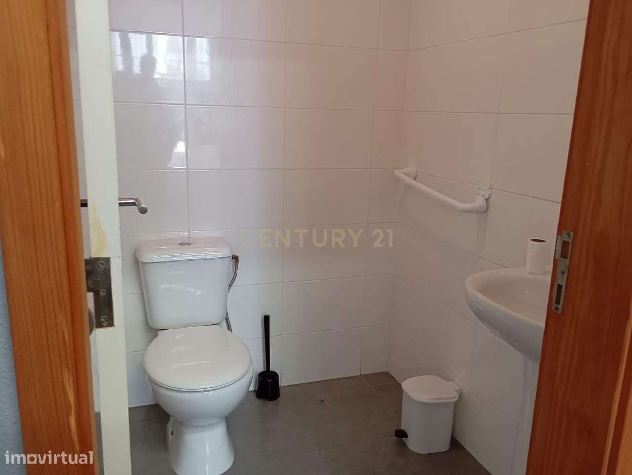 Arrenda-se Armazém com 261 Mts. em zona central de Almada - Grande imagem: 5/17