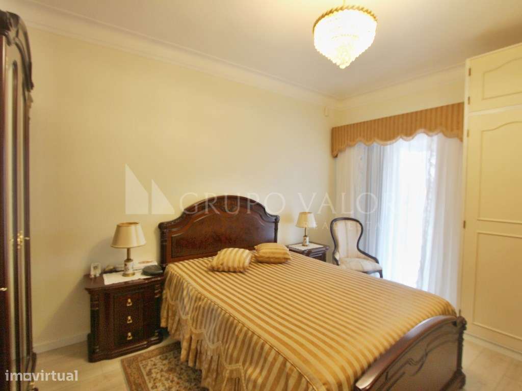 Moradia T4 com Garagem e Logradouro de 200m2 - Algueirão Mem Martins-17