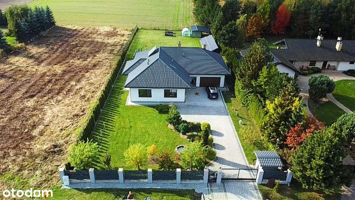 Piękny dom wolnostojący, na dużej działce-0