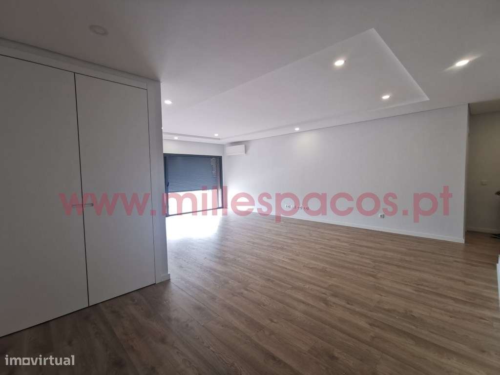 Duplex T4+1 com box 2 carros - Grande imagem: 3/49