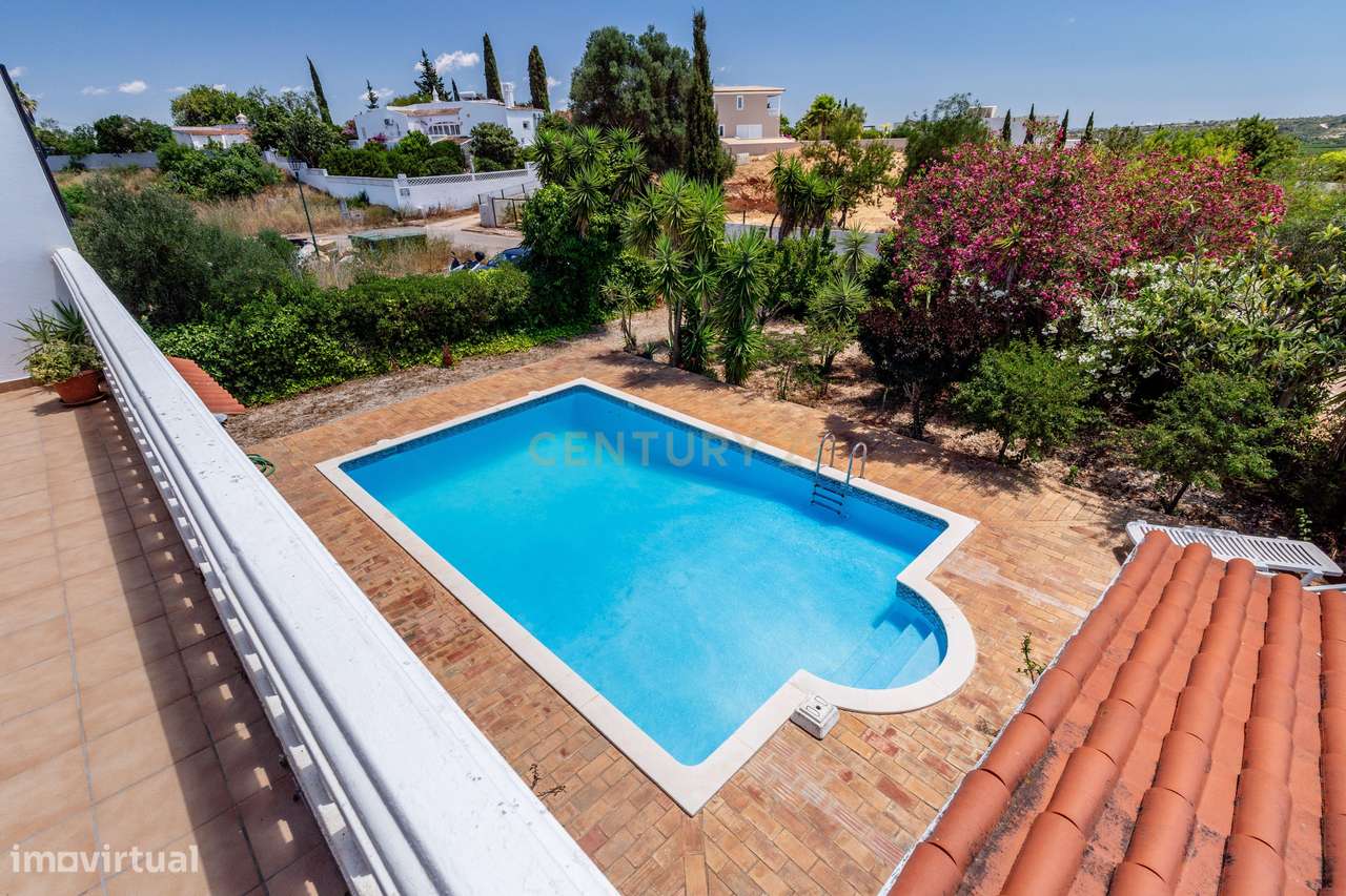 Moradia Bifamiliar T3 + T1 com Piscina  junto aos Campos de Golfe de A-38